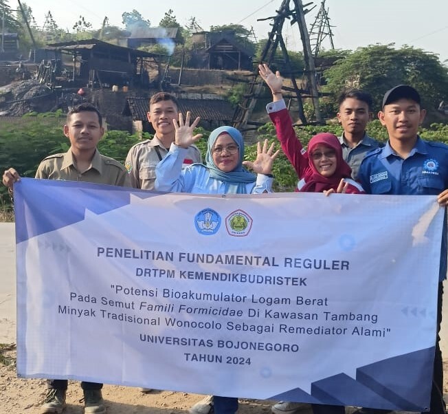 Sarang semut di penambangan minyak tradisional wonocolo.