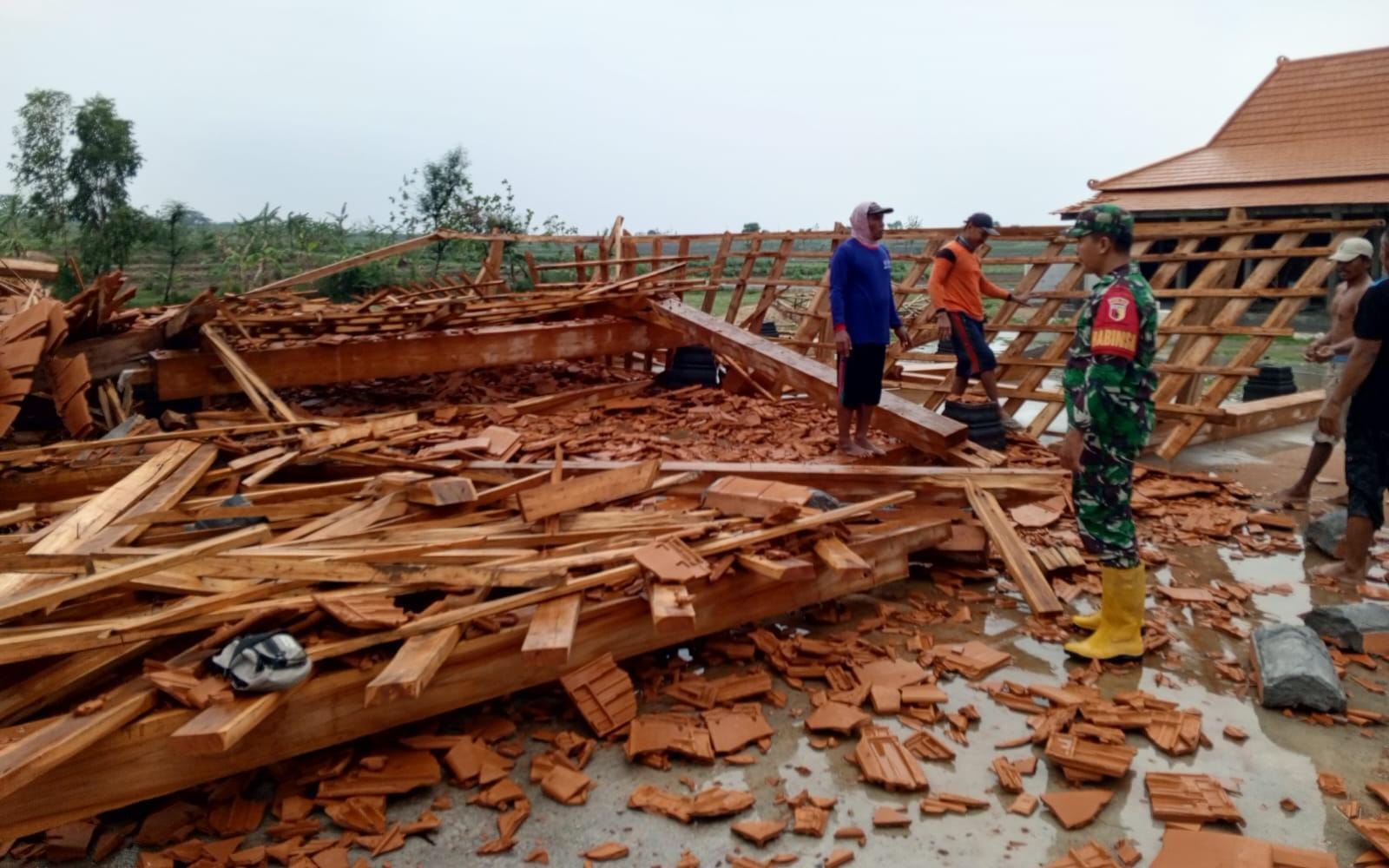 Pendapa Balai Desa Mojodelik Ambruk.