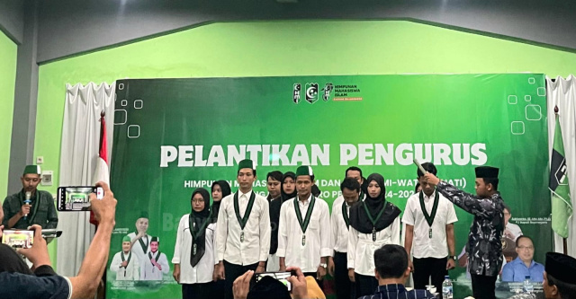 Para pengurus HMI Cabang Bojonegoro sedang diambil sumpah dalam acara pelantikan di Graha Insan Cita Mulia Bojonegoro.