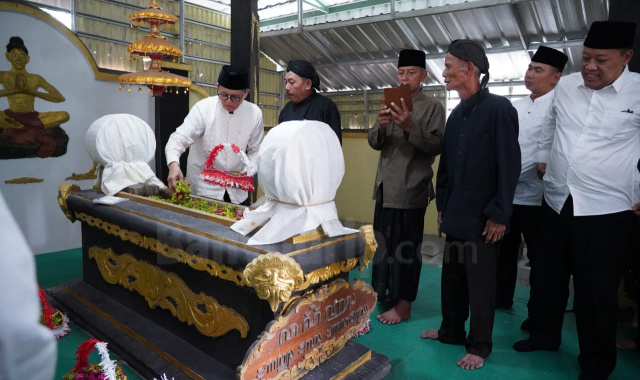 Pj Bupati Adriyanto ziarah makam leluhur Bojonegoro.