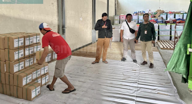 Tim Bawaslu saat melakukan pengawasan surat suara datang ke gudang KPU Bojonegoro.