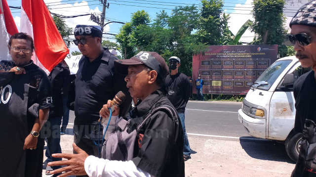 Orator FPDB, Yulianto menyuarakan tuntutan di depan gedung KPU Bojonegoro.
