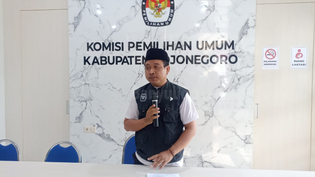 Komisioner KPU Kabupaten Bojonegoro, Divisi Sosialisasi, Pendidikan Pemilih, dan Sumber Daya Manusia, Waryono.