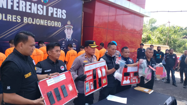 Wakapolres Bojonegoro, Kompol David Manurung didampingi Kasatresnarkoba AKP Edi Siswanto menunjukkan barang bukti narkoba.