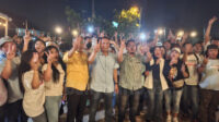 Cabup 02 Setyo Wahono foto bersama ratusan pekerja seni.