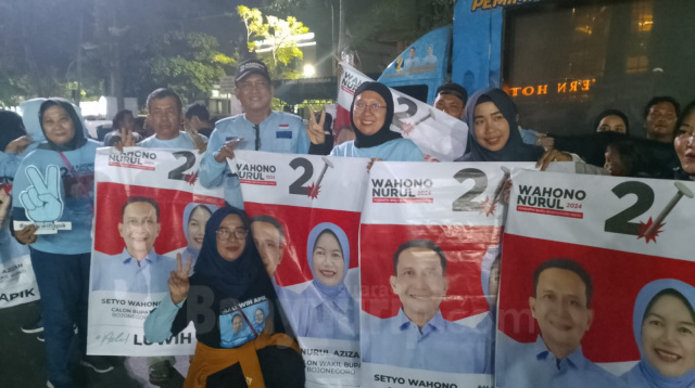 Ratusan pendukung Paslon 2 Wahono-Nurul membanjiri depan lokasi debat.