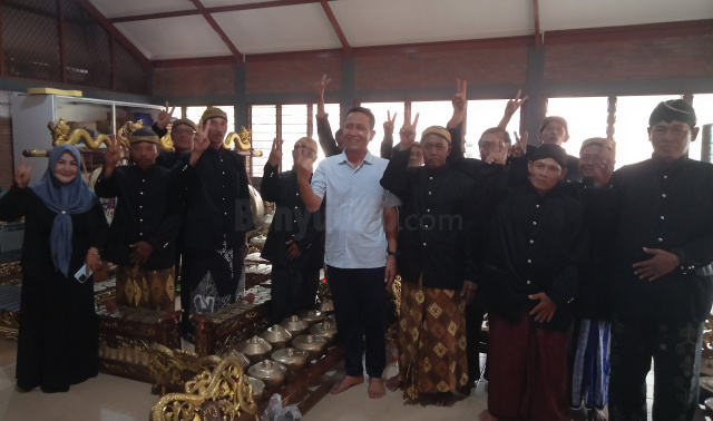 Para wiyaga foto bersama Wahono.