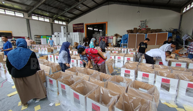 Setting packing dan checking logistik Pilkada.