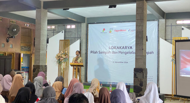 Lokakarya program pengelolaan sampah.