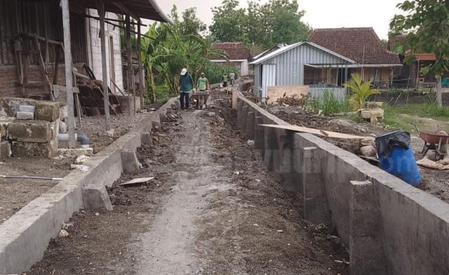 Pembangunan tembok penahan tanah Desa Mojodelik.