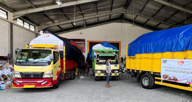 KPU Bojonegoro Targetkan Distribusi Logistik Pilkada Bojonegoro 2024 Selesai Hari Ini.
