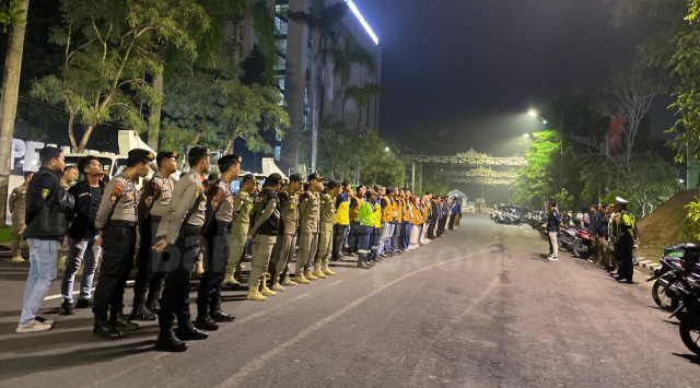 Penertiban alat peraga kampanye.