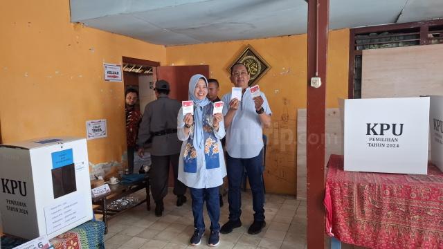 Cawabup Nurul Azizah, bersama suami, Budi Djatmiko, nyoblos di TPS 03 Desa Sumbertlaseh, Kecamatan Dander.