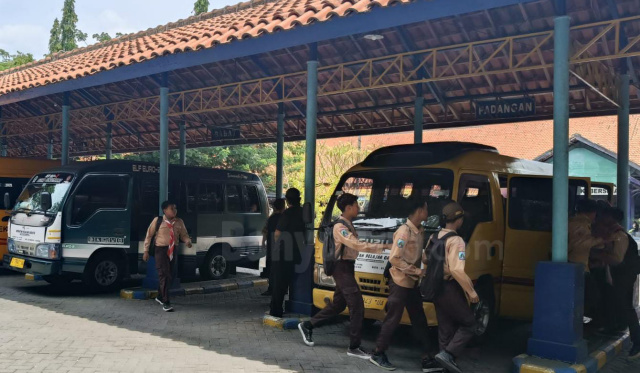 Angkutan pelajar gratis.