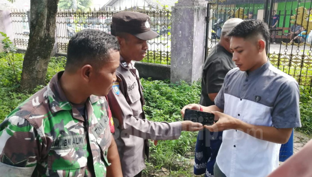 Petugas kepolisian dan terkait saat melakukan pengecekan dilokasi, dan menggali keterangan dari berbagai pihak di rumah duka.