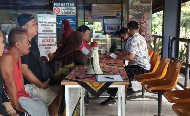 Pemeriksaan kesehatan kepada awak bus dan penumpang.