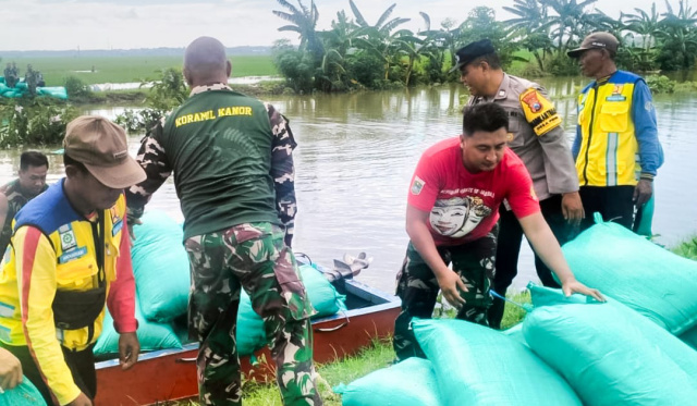 Gotong royong bendung tanggul Kali Ingas yang jebol.