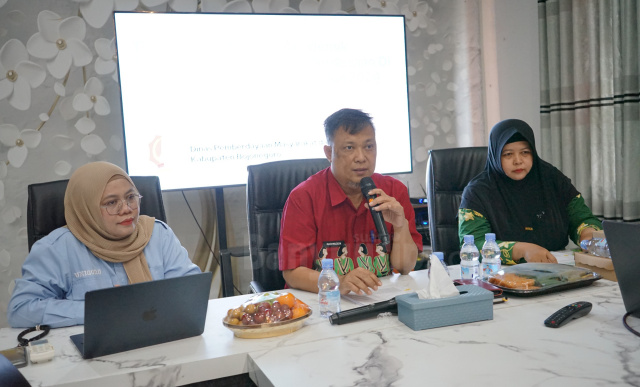 Kepala DPMD Bojonegoro, Machmuddin (tengah) dalam focus group discussion.