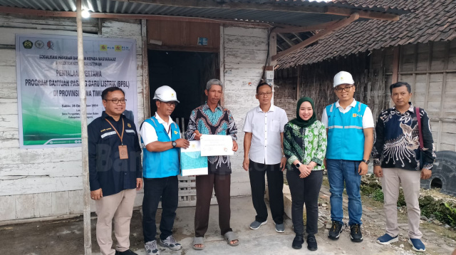 Suparno penerima bantuan listrik gratis.