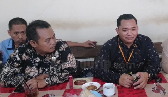 Anggota DPRD dari Partai Gerindra, M. Hafid Saputro (kanan) didampingi kuasa hukumnya, Nursamsi (kiri).