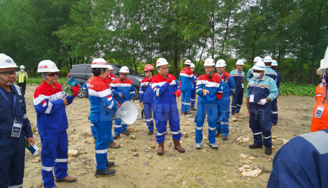 Jajaran PT PRPP dalam kunjungan lapangan ke area proyek GRR Tuban, Jawa Timur.