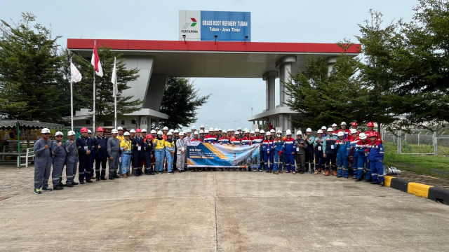 Jajaran PT PRPP dan terkait foto bersama di kegiatan kunjungan lapangan ke area proyek GRR Tuban, Jawa Timur.