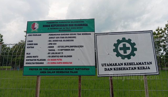 SIRKUIT : Papan informasi di GOR Utama, turut Desa Ngumpakdalem, Kabupaten Bojonegoro, Jawa Timur.