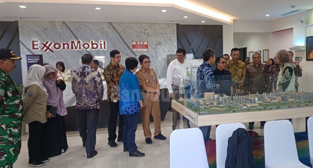 Pj Bupati Bojonegoro Adriyanto dan pihak terkait saat menyambut kunjungan kerja Menteri Lingkungan Hidup/Badan Pengendalian Lingkungan Hidup Dr. Hanif Faisol Nurofiq, S.Hut., M.P. di Lapangan Minyak Banyu Urip, Blok Cepu di Kecamatan Gayam, Kabupaten Bojonegoro, Jawa Timur, Selasa 21 Januari 2025.