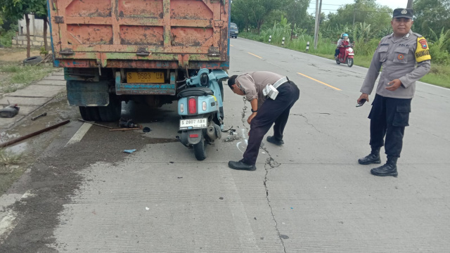 Anggota Satlantas Polres Bojonegoro saat melakukan pengecekan dilokasi kejadian.