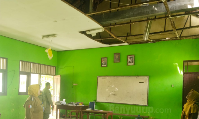 Ruang kelas SDN Ngraho rusak.