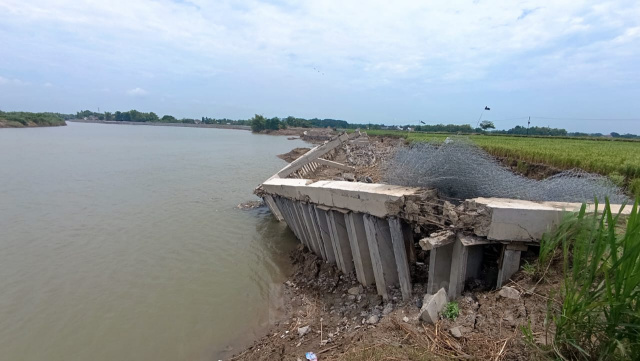 Tebing kali Lebak ambruk