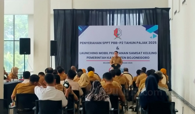 Pj Bupati Bojonegoro Adriyanto serahkan SPPT PBB-P2 Tahun 2025.
