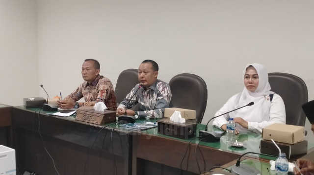 Ketua DPRD Bojonegoro, Abdulloh Umar (tengah) didampingi Wakil Ketua I Sahudi dan Wakil Ketua III Hj. Mitroatin.(arifin Jauhari)