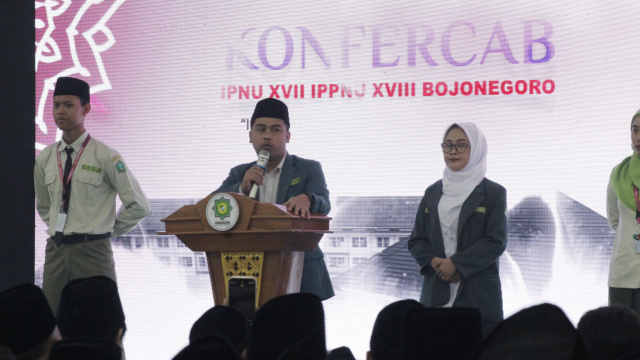 Ketua PC IPNU Bojonegoro Ali Rohmatulloh, didampingi Ketua PC IPPNU Bojonegoro Insaniatul Karimah, saat berpidato di hadapan peserta Konfercab.