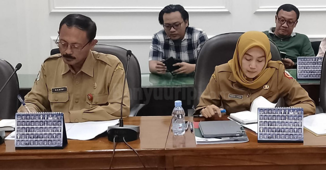 Mantan Kadisdagkop UM, Sukaemi (kiri) dan mantan Kepala DPMPTSP, Yusnita Liasari (kanan).