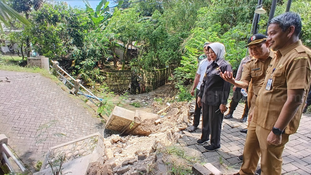 Wabup Bojonegoro, Nurul Azizah meninjau lokasi jembatan ambrol di Desa Sendangrejo