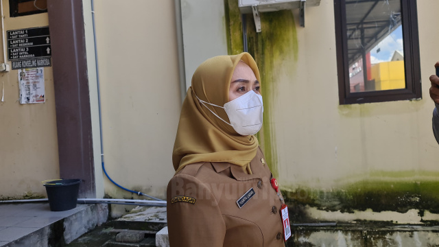 Mantan Kepala DPMPTSP (kini Kepala Bapenda Bojonegoro) usai memberikan keterangan di Polres Bojonegoro dalam wawancara cegat.