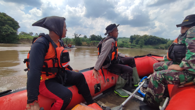Pencarian korban di Sungai Jepang.