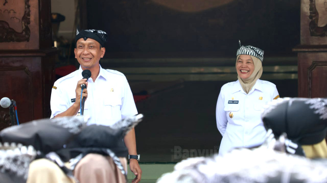 Bupati Setyo Wahono pimpinan apel.