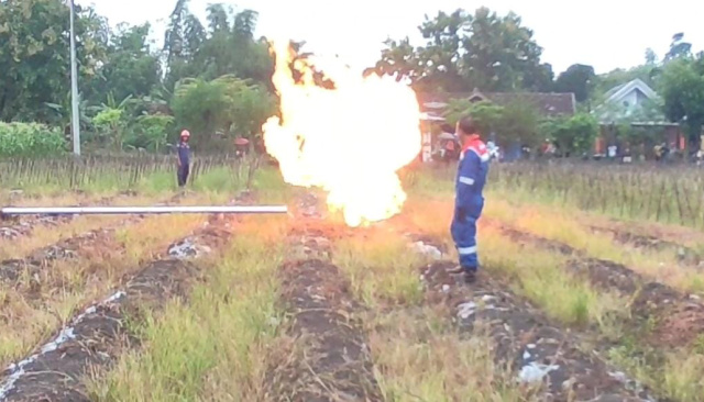 Gas sumur bor dibakar.