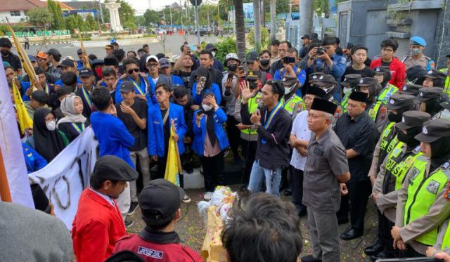 Mahasiswa Tuban demo