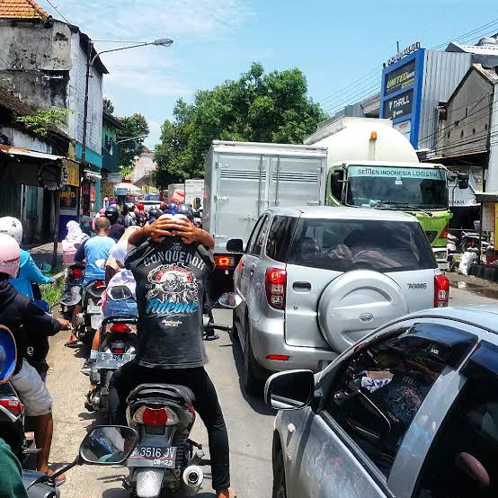 Pasar tumpah.