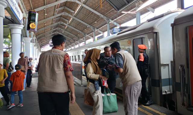Pemudik naik kereta api