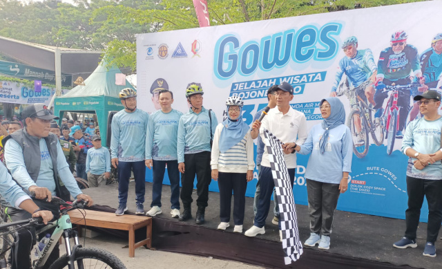 Bupati Setyo Wahono berangkatkan peserta gowes