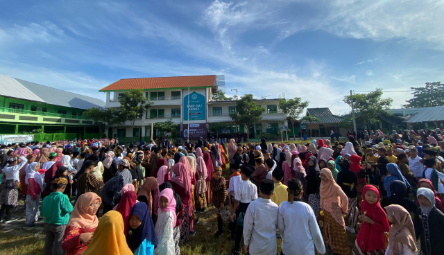 Ribuan siswa dan wali murid Yayasan Wali Songo upacara peringati hari Kartini.