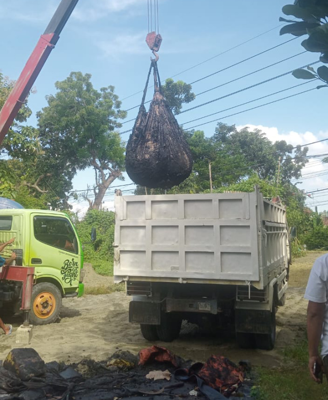 Bersihkan tempat penampungan oli bekas