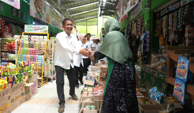Bupati Setyo Wahono dan Wabup Nurul Azizah saat berdialog langsung dengan para pedagang.