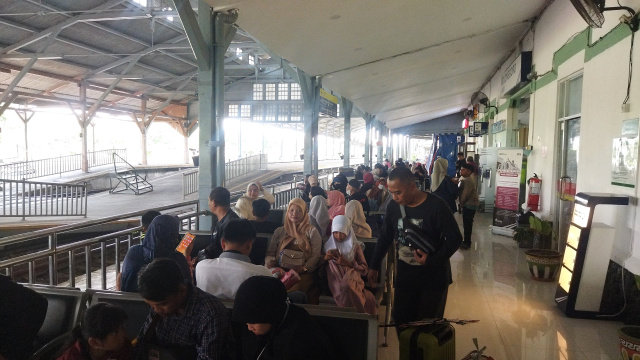 Penumpang KA di Stasiun Bojonegoro