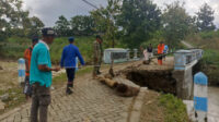 Jembatan di sekar ambrol