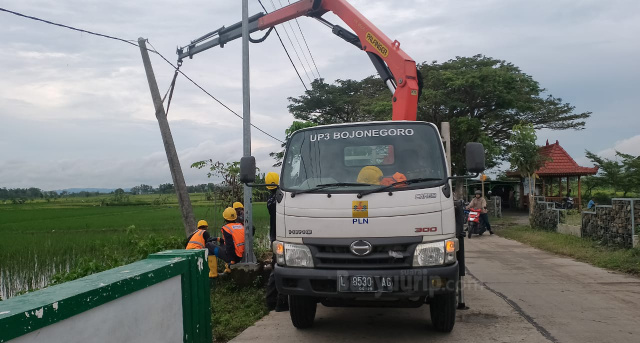Tim ULP PLN Padangan tegakkan tiang listrik di Bonorejo.